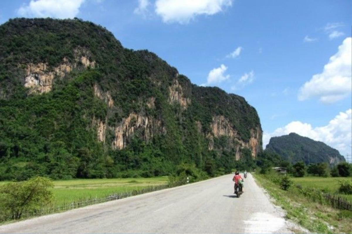 Cung đường The Loop - Lào là chuyến hành trình dài 450 km bắt đầu và kết thúc tại thị trấn Tha Kaek, đi qua hầu hết những cảnh đẹp ấn tượng nhất của đất nước triệu voi. Dù tại các đoạn rìa vách đá, đường đi tương đối khó lái, nhưng bù lại những hồ nước và hang động suốt dọc đường sẽ là điểm đến thú vị cho du khách tham quan và nghỉ chân.