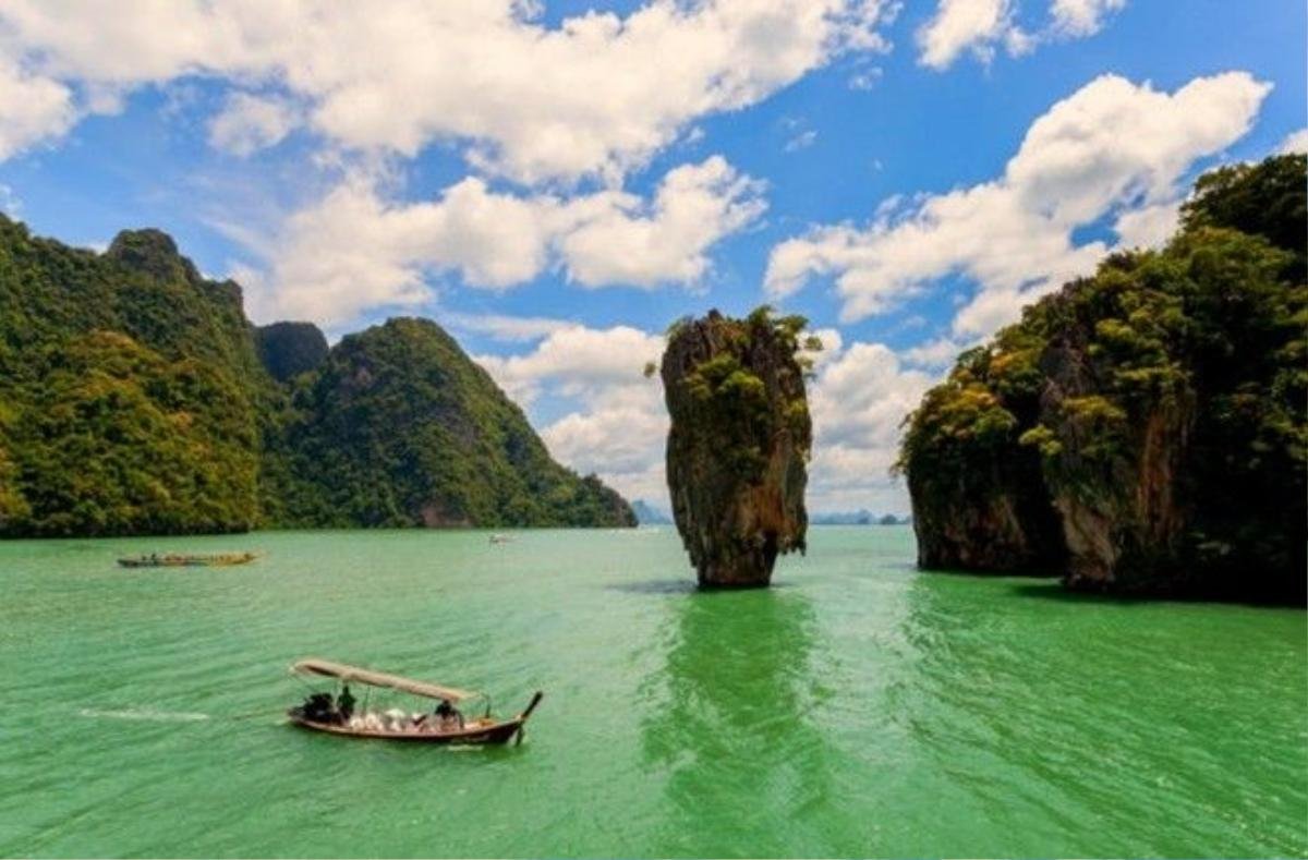 Cung đường Đông Bắc Phuket - Thái Lan là một trong những cung đường chạy xe đẹp nhất châu Á. Đường Đông Bắc Phuket sẽ dẫn dắt bạn qua những ruộng tôm, làng chài giản dị cũng như những vách đá vôi kỳ thú tại đảo James Bond và những hòn đảo khác gần vịnh Phang Nga. Chưa kể, sân golf Mission Hills sẽ làm nức lòng những người yêu thích môn thể thao này. Do vậy nếu đã chán bơi lội hay nằm dài ở bể bơi, hãy leo lên xe và bắt đầu hành trình của mình tại Phuket.