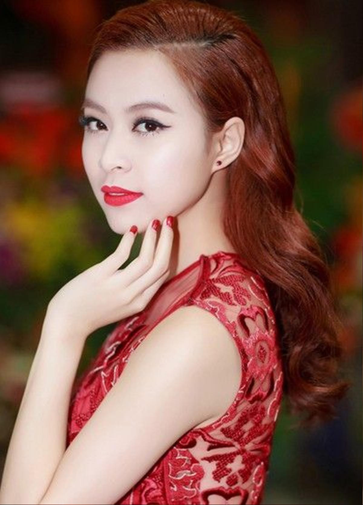 Năm nay, Hoàng Thùy Linh có sự đầu tư hơn cho diện mạo và trang phục. Mỗi lần cô xuất hiện để biểu diễn, gương mặt thường được trang điểm kỹ càng. Nữ ca sĩ ưa thích phong cách cổ điển với màu son đỏ rực.