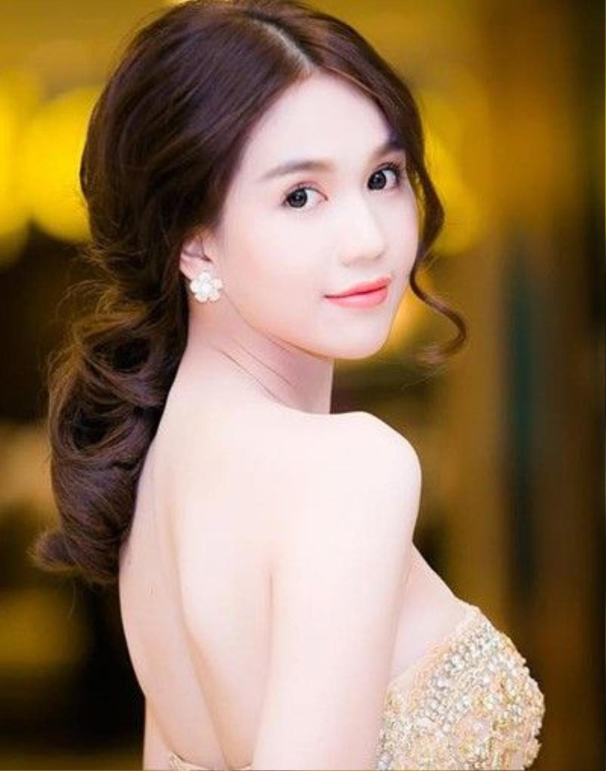 Người đẹp Ngọc Trinh có làn da trắng nên cô thường trang điểm để tôn thế mạnh này. Phong cách yêu thích của chân dài là trang điểm kiểu Hàn Quốc.