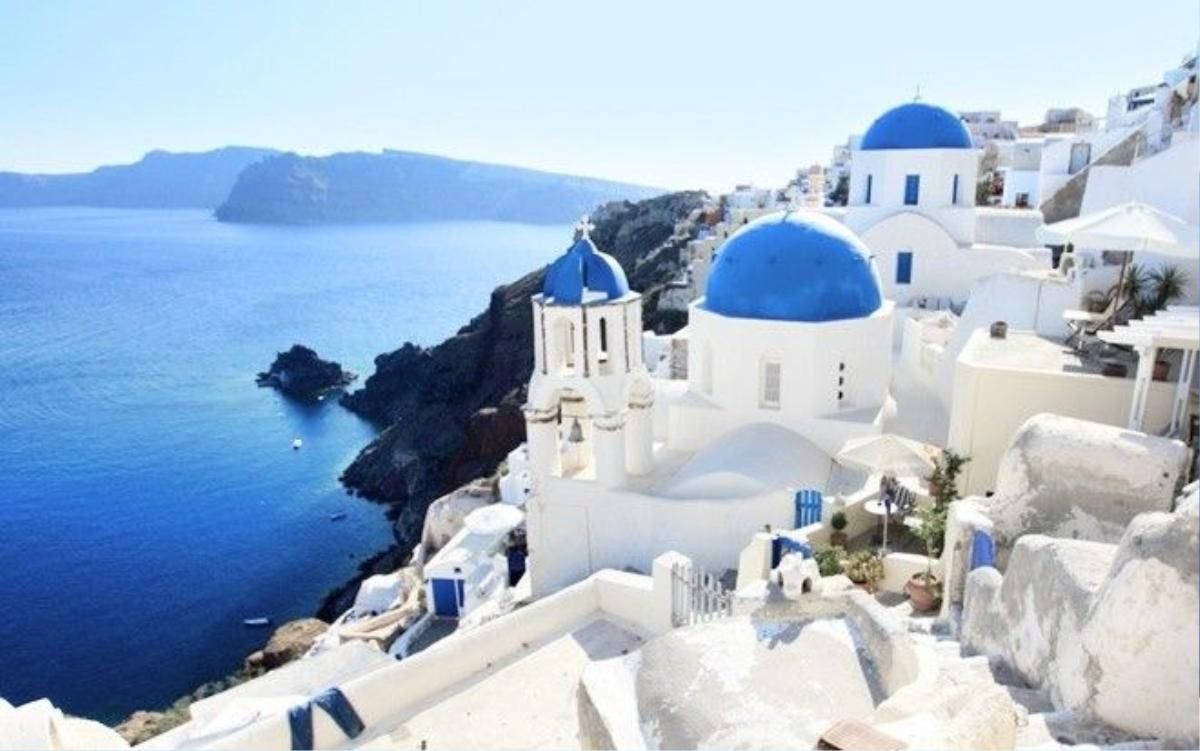 Nằm cách Athens 300 km về phía Đông Nam, Santorini không chỉ sở hữu những ngôi nhà quét vôi trắng mái sơn xanh đẹp như cổ tích mà còn là nhà của miệng núi lửa nổi tiếng thế giới tọa lạc ở độ cao 300 m cùng những màu sắc tự nhiên khác. Ảnh: world-visits.com