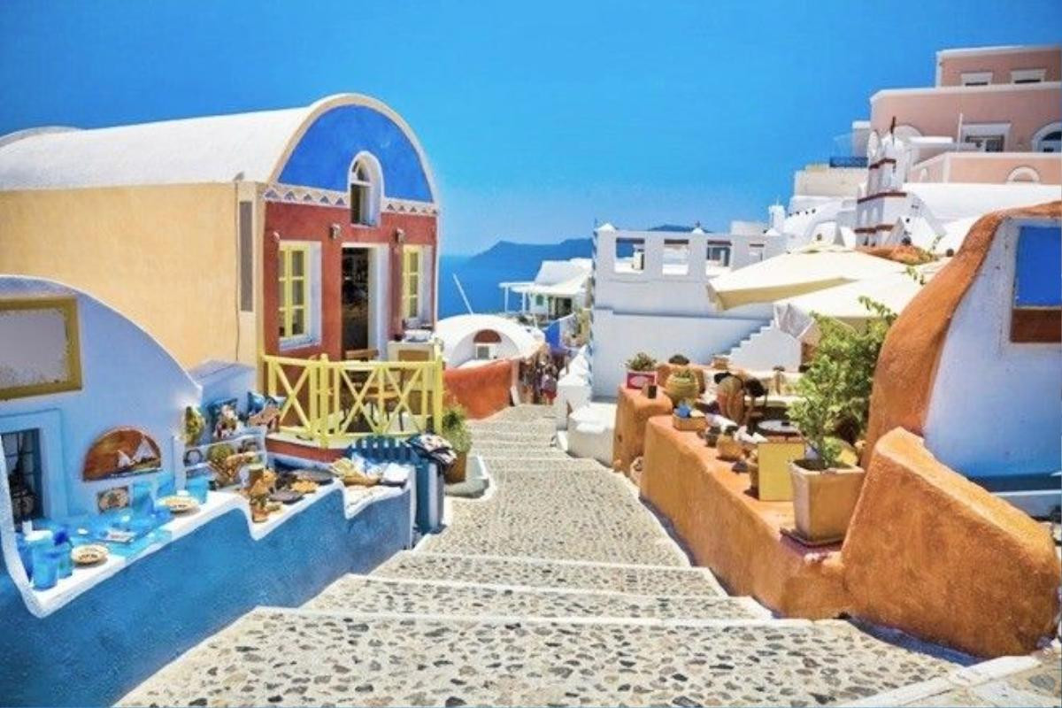 Đến Santorini, bạn chẳng cần lên một lịch trình nào mà chỉ đơn giản là đi dạo khám phá vẻ đẹp của từng ngôi làng, từng con đường nơi đây. Ảnh: thomascook.com