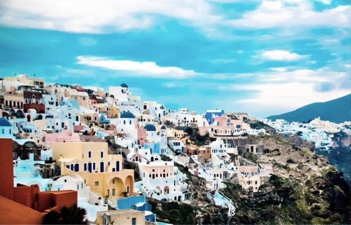 Santorini thuộc cụm đảo Cyclades, được hình thành trên tàn dư của một ngọn núi lửa phun trào cách đây hơn 3.500 năm. Ảnh: fomithea.com