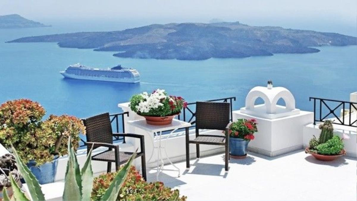 Để đến với Santorini, bạn sẽ mất một đêm đi phà Blue Star từ cảng Piraeus ở Athens. Nếu không có quỹ thời gian dư giả, bạn có thể đáp máy bay từ Athens thẳng tới Santorini trong vòng chưa đầy một giờ đồng hồ. Ảnh: ST