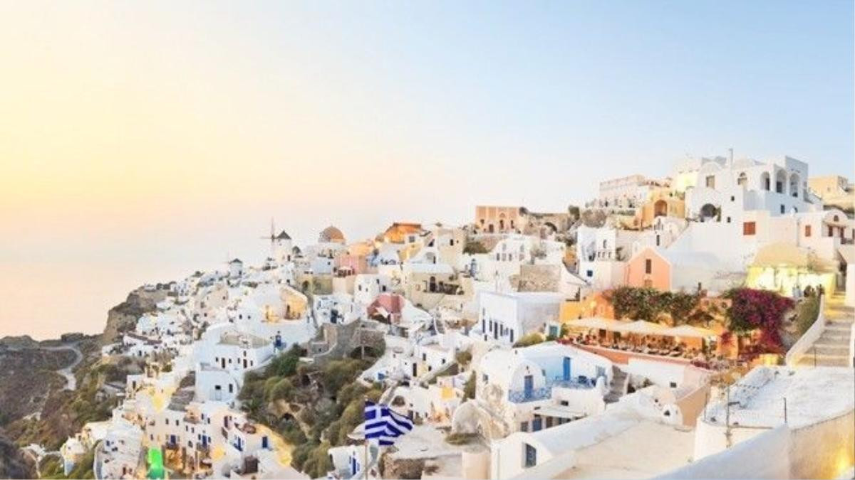 Đặt chân lên hòn đảo xinh đẹp, bạn sẽ thấy các công trình ở Santorini đều đồng nhất kiến trúc mái vòm tiêu biểu và những ô cửa sổ đối xứng. Sự thuần nhất về sắc trắng tinh khôi hòa cùng sắc xanh mát dịu, tạo nên một tổng thể hài hòa và đặc trưng cho hòn đảo. Ảnh: fwallpapers.com