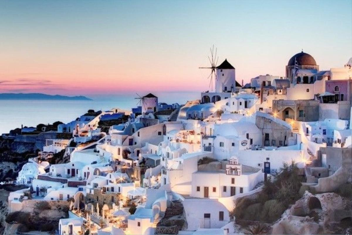 Hoàng hôn trên đảo Santorini được đánh giá là một trong những cảnh tượng huy hoàng nhất thế giới. Được biết, đây là nơi cầu hôn của rất nhiều cặp đôi với khung cảnh lãng mạn dưới ánh hoàng hôn. Ảnh: athensphotonews.com