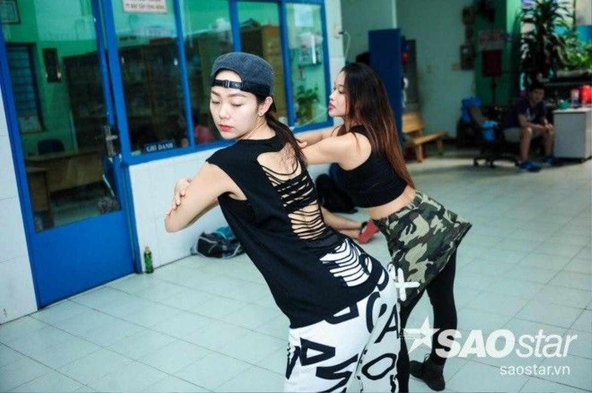 Vốn nổi tiếng hết mình trong công việc nên Minh Hằng rất tập trung khi được một dancer hướng dẫn các động tác vũ đạo mới.