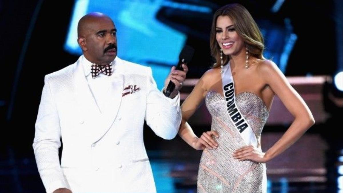 MC Steve Harvey và Hoa hậu Colombia trong đêm chung kết Hoa hậu Hoàn vũ thế giới 2015.