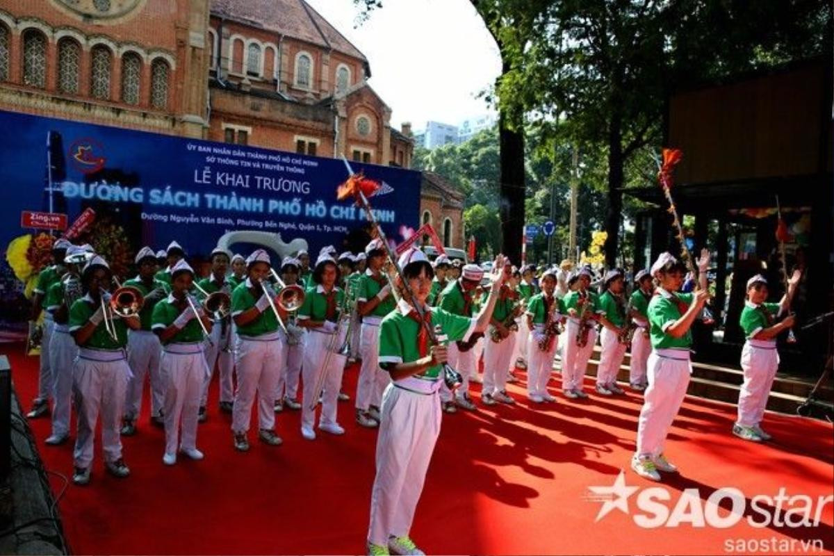 Sở Thông tin và Truyền thông được Ủy ban nhân dân Thành phố Hồ Chí Minh giao nhiệm vụ thực hiện dự án đường sách. Chiều nay, lễ khai trương đường sách Nguyễn Văn Bình được tổ chức rất long trọng phía đường gần Nhà thờ Đức Bà.