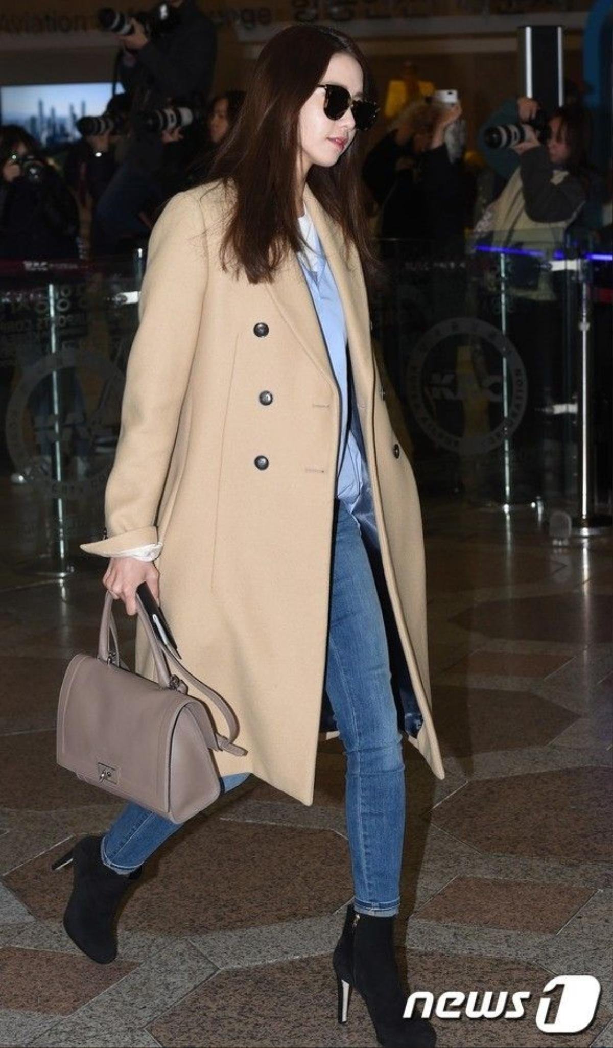 Yoona nổi bật trong chiếc trenchcoat màu camel cơ bản, phối cùng skinny jeans và ankle boots. 