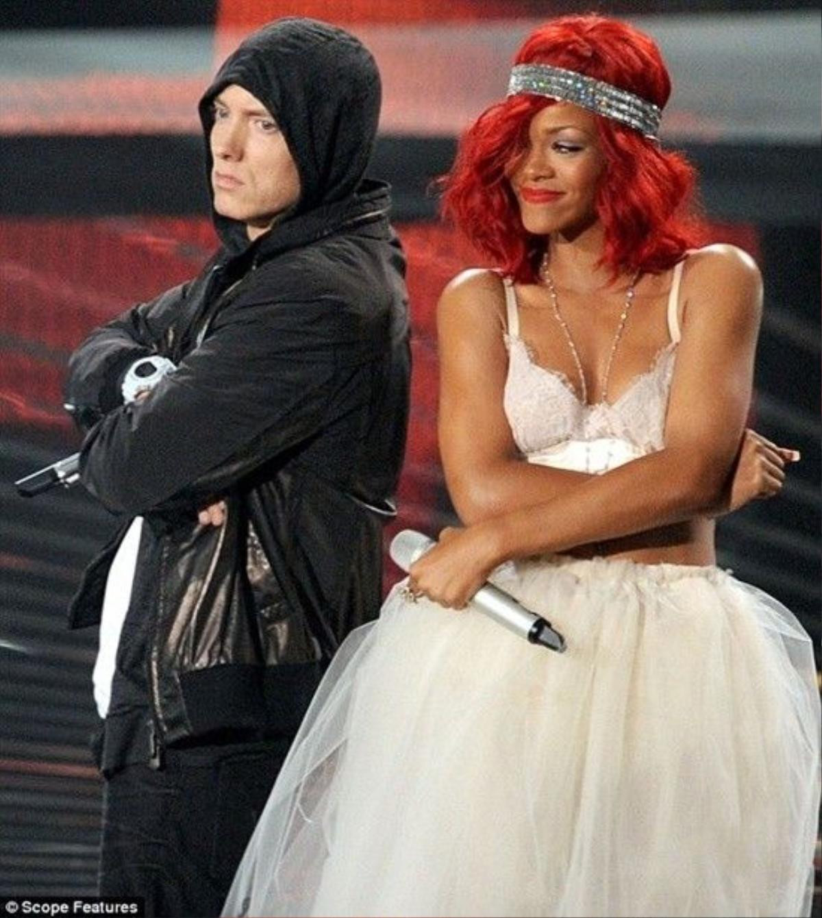 Eminem và Rihanna thể hiện Love The Way You Lie trên sân khấu Lễ trao giải VMAs.