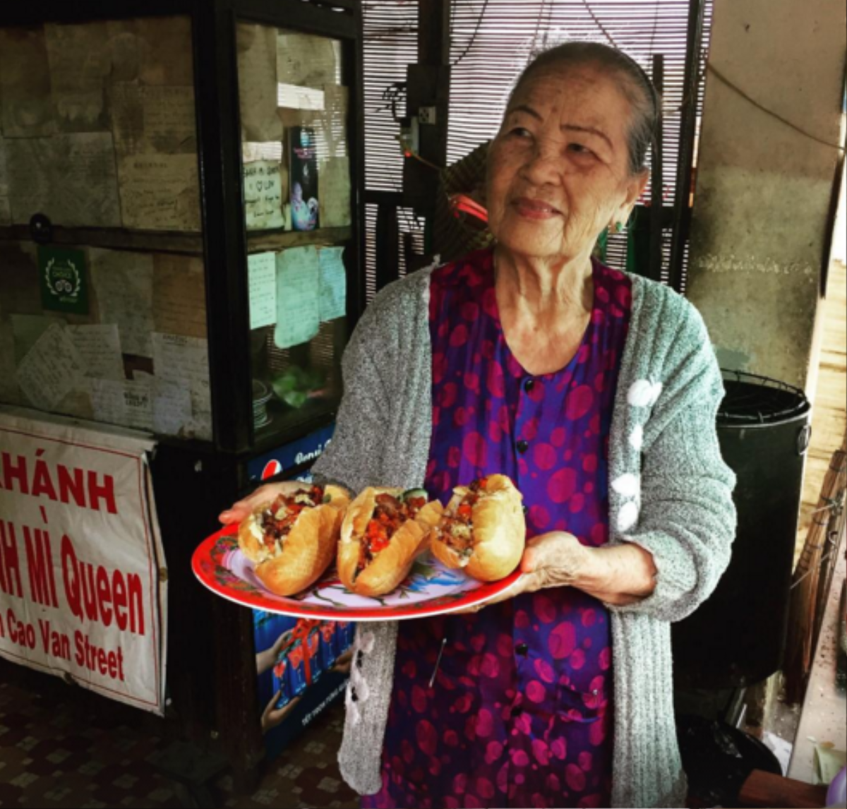 Cụ Lộc bên ba ổ bánh mì cụ trực tiếp làm cho khách.