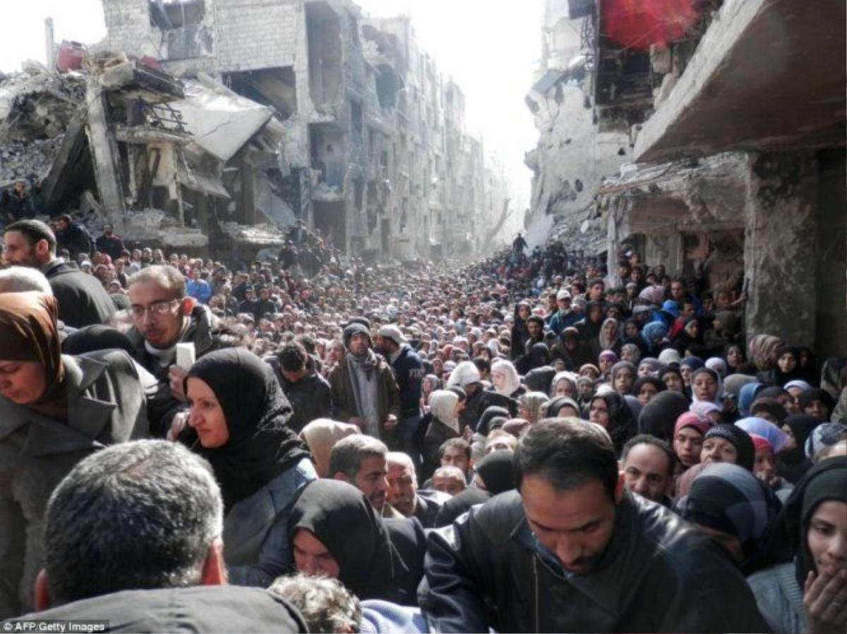 Hàng nghìn người ở Yarmouk xếp hàng chờ nhận thực phẩm cứu trợ từ LHQ. Ảnh: AFP/Getty Images