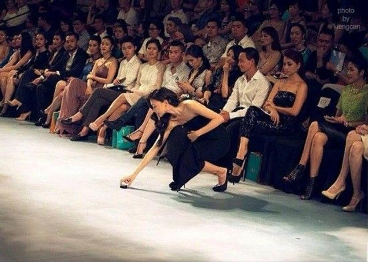 “đả nữ” của điện ảnh Việt đã cúi xuống nhặt vật bị rơi trên sàn catwalk.