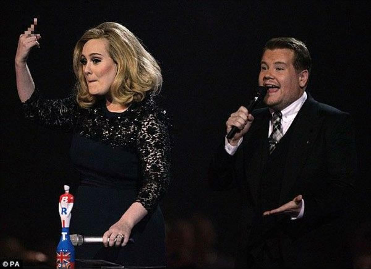 Adele và James Corden trong sự cố năm 2012