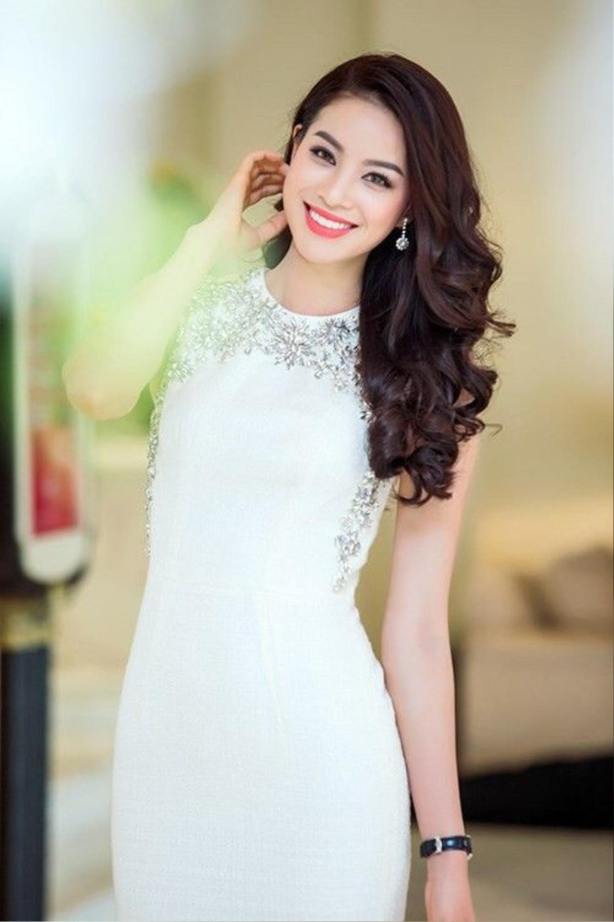 Diện little white dress là cách đơn giản nhất để Phạm Hương có vẻ ngoài vừa thời thượng mà vẫn vô cùng thanh lịch.