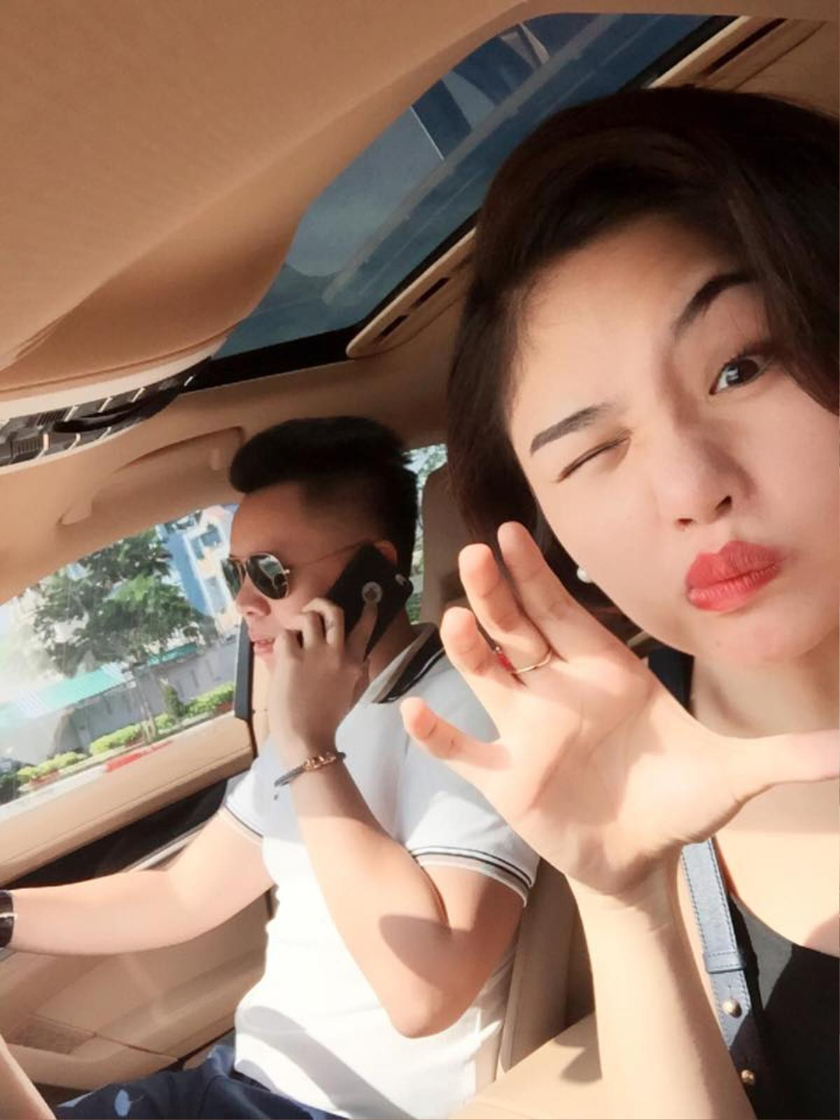 Miu Lê và bạn trai selfie trong xe hơi khi hẹn hò cùng nhau