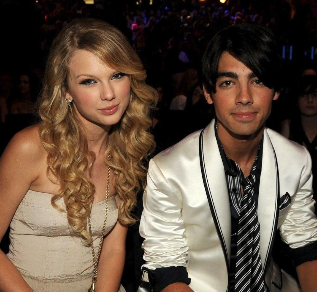 LOS ANGELES, CA - SEPTEMBER 07: Singers Taylor Swift and Joe Jonas at the 2008 MTV Video Music Awards at Paramount Pictures Studios on September 7, 2008 in Los Angeles, California. (Photo by Jeff Kravitz/FilmMagic)