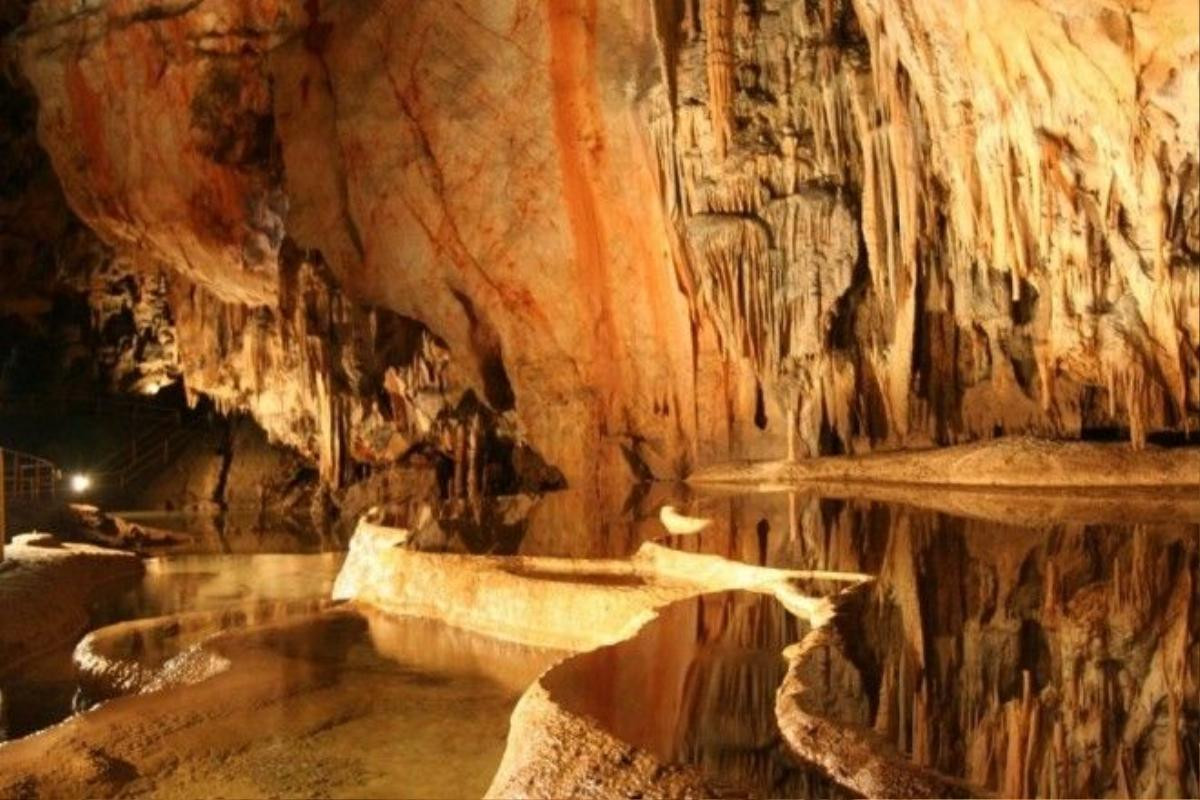 Hệ thống hang nham thạch Manjang dài 8 km được công nhận là Công viên địa chất bởi UNESCO. Du khách có thể khám phá khoảng 1 km hang với không gian huyền bí và cấu trúc độc đáo. Ảnh: Easyscienceforkids.