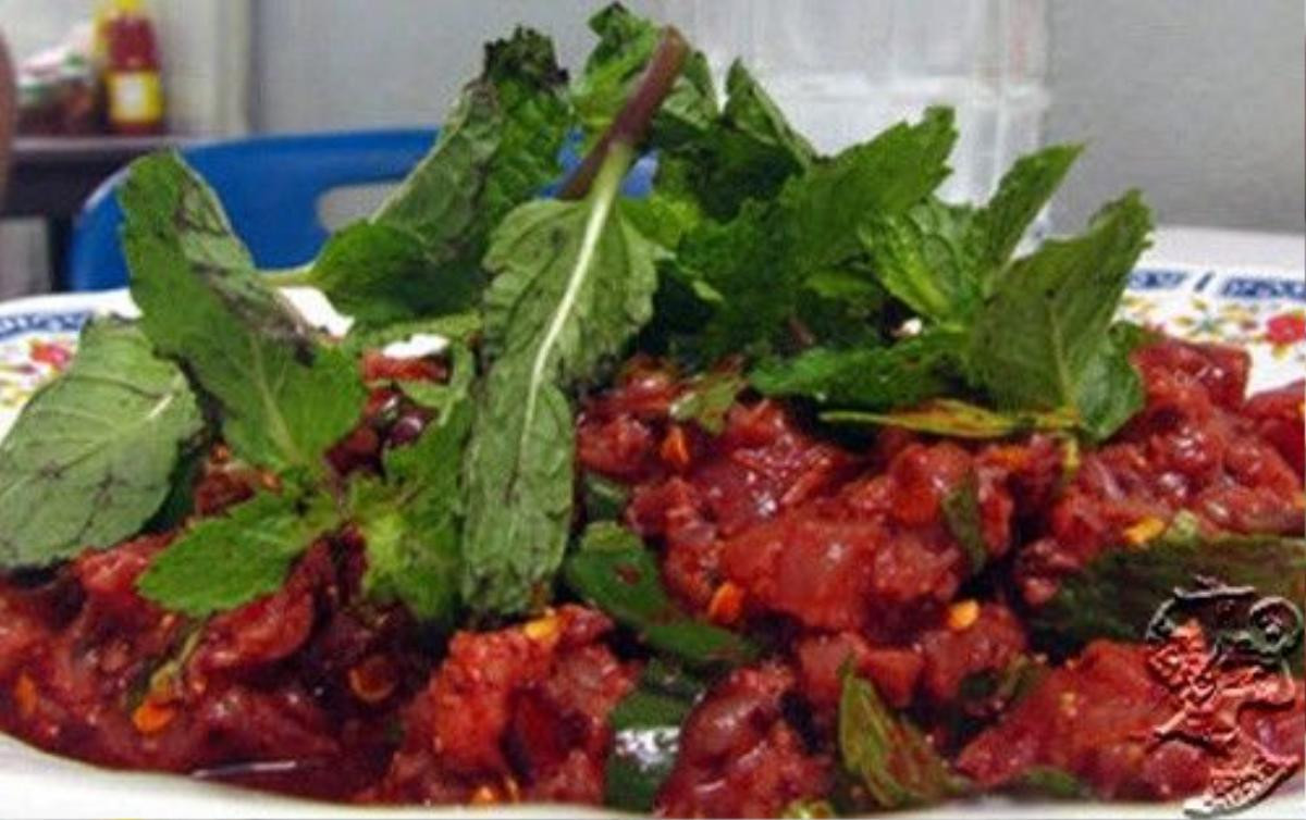 Larb Leuat Neua: Thịt bò sống thái lát mỏng ăn cùng rau bạc hà và nước sốt sử dụng chính tiết bò tươi. Larb Leuat Neua rất được yêu thích trên các bàn nhậu.