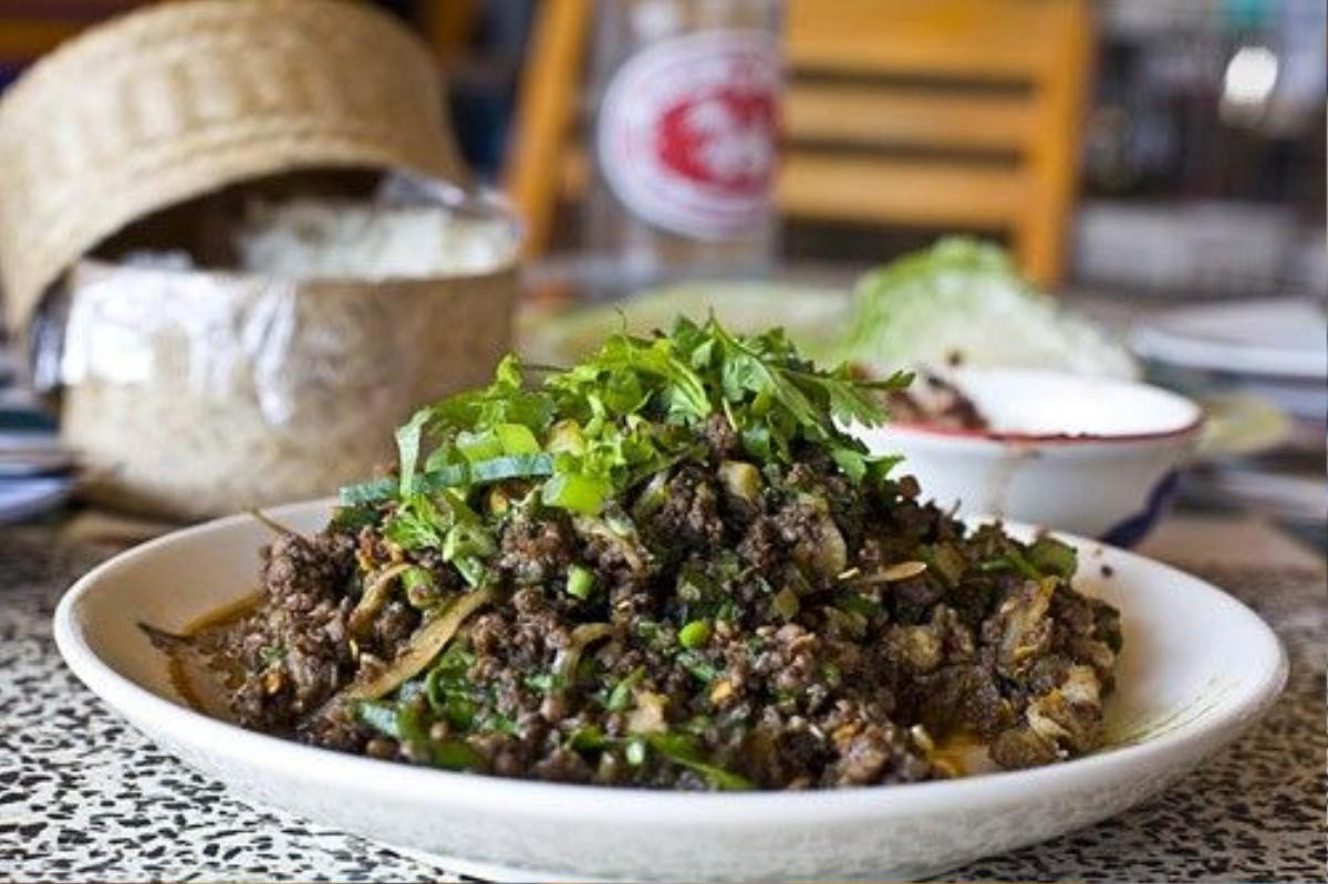 Larb Mote Daeng: Kiến đỏ và trứng của chúng được xào cùng gia vị tẩm ướp ngon miệng là một trong những món ăn ngon nhất ở Thái Lan.