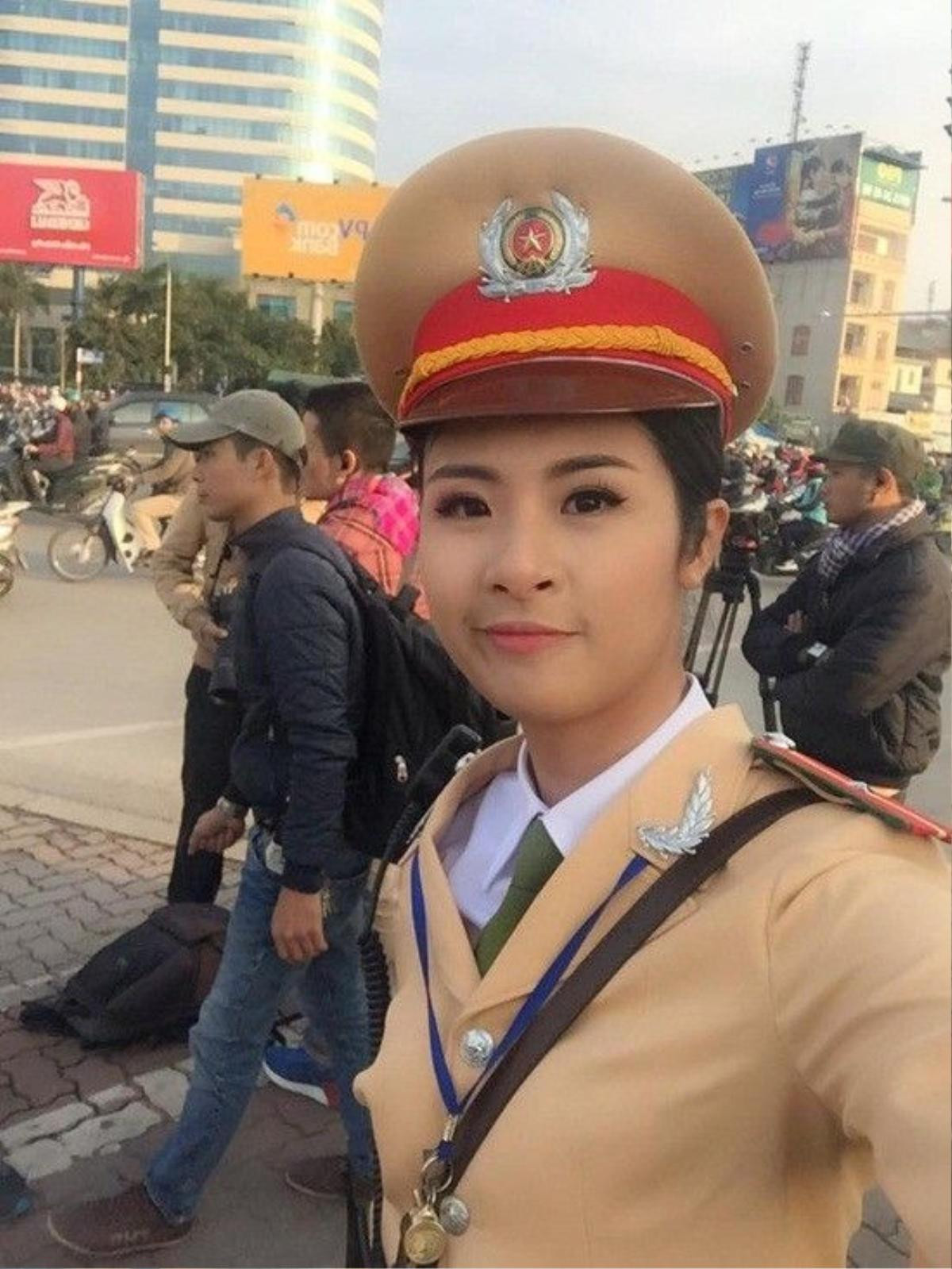 Người đẹp hào hứng selfie 