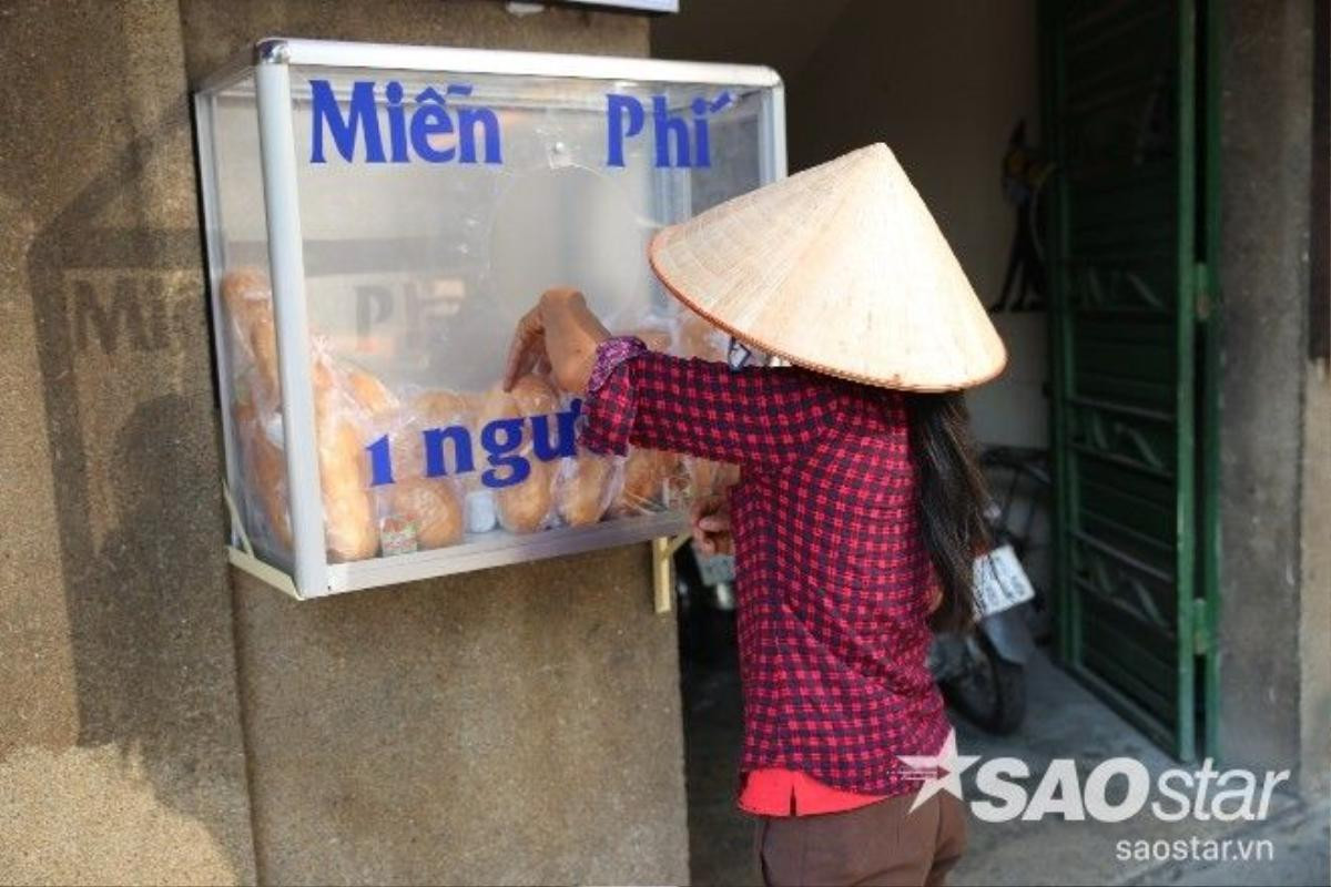 Chị chia sẻ: “May quá có ổ bánh mì, từ sáng tới giờ chị cũng chưa có gì bỏ bụng”.