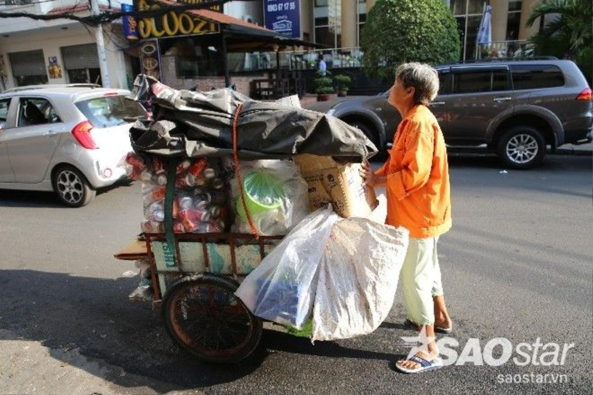 Bà lão nhặt ve chai này khi đi qua quầy bánh cứ đứng tần ngần mãi mà không dám lấy. Người dân xung quanh phải cất lời động viên thì bà mới dám lại gần. 