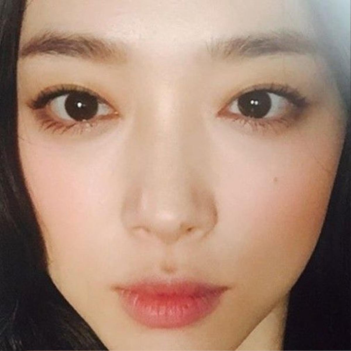 Sulli đăng lên một bức ảnh xinh đẹp được Chanyeol khen