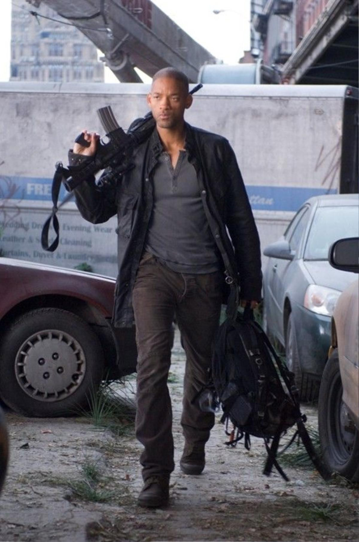 WILL SMITH stars as Robert Neville in Warner Bros. Pictures’ and Village Roadshow Pictures’ sci-fi action adventure “I Am Legend,” distributed by Warner Bros. Pictures. PHOTOGRAPHS TO BE USED SOLELY FOR ADVERTISING, PROMOTION, PUBLICITY OR REVIEWS OF THIS SPECIFIC MOTION PICTURE AND TO REMAIN THE PROPERTY OF THE STUDIO. NOT FOR SALE OR REDISTRIBUTION