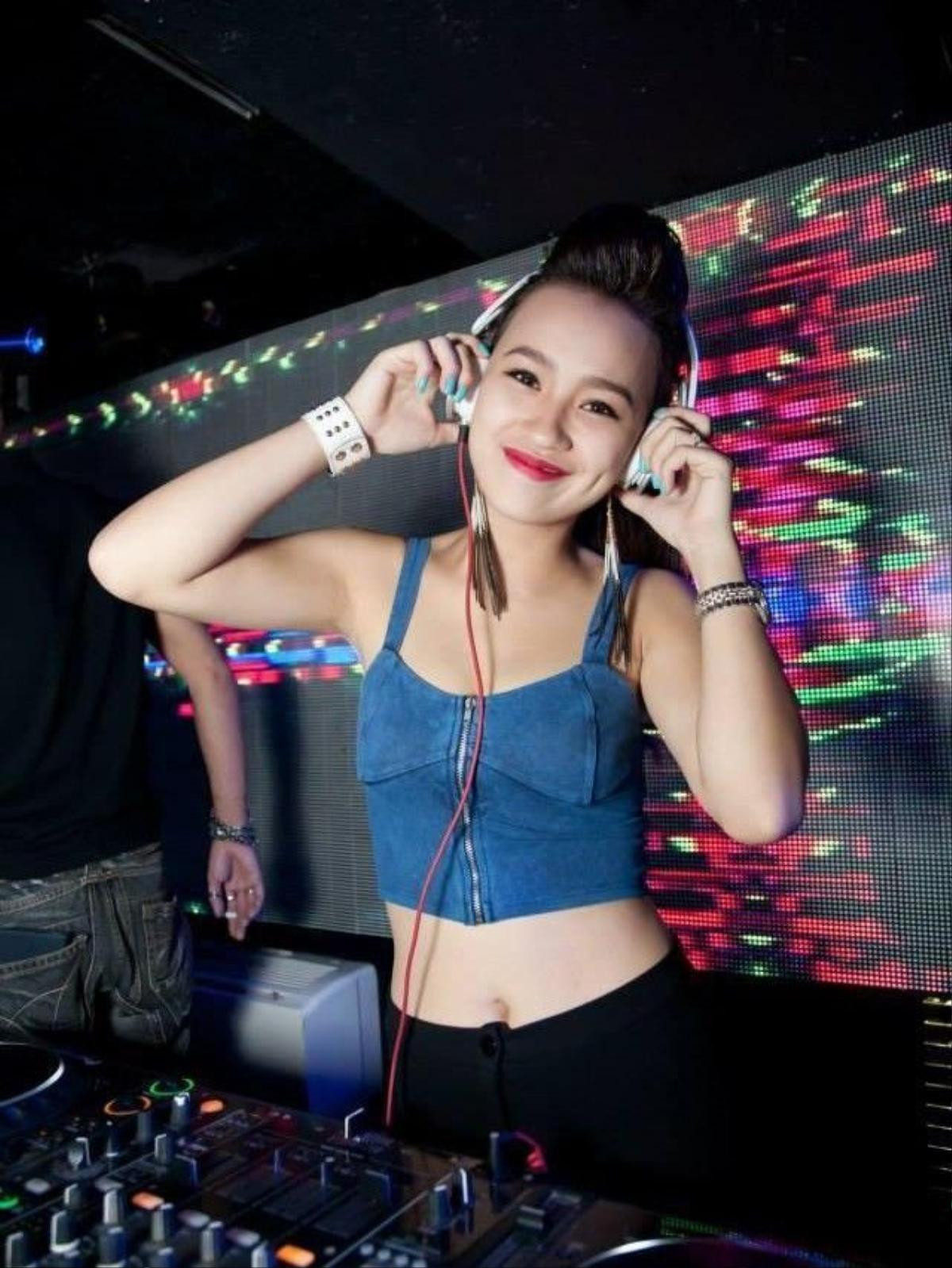 DJ Tít xinh đẹp trong mỗi lần biểu diễn