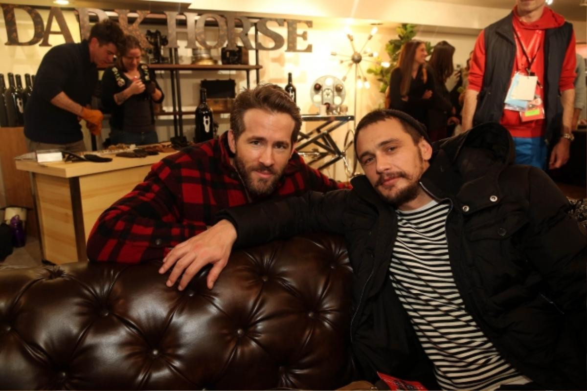 Ryan Reynolds và James Franco cùng đi ăn trong một nhà hàng