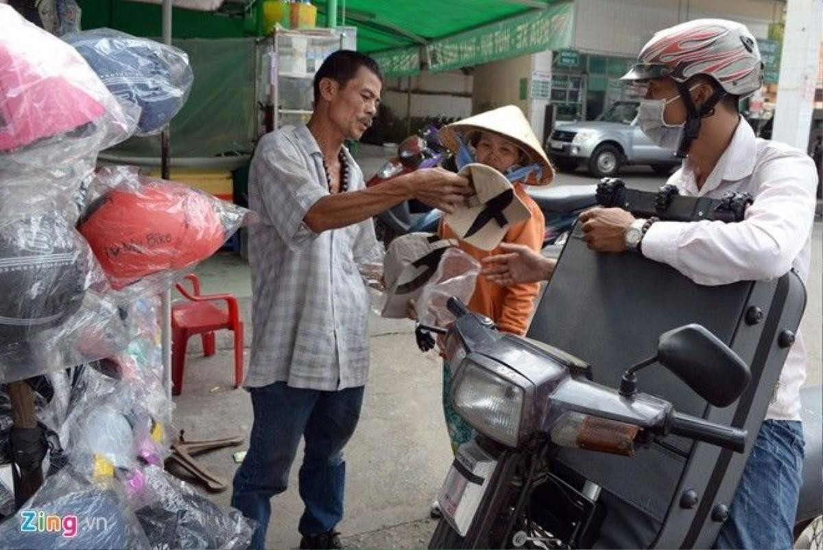 Thấy chồng suốt ngày lao vào chỗ nguy hiểm đến nỗi đã trở thành niềm đam mê, bà Trương Thị Xí (50 tuổi) hết khuyên răn từ lời ngon ngọt đến giận giữ mong ông từ bỏ công việc này nhưng không thành. Nhiều đêm ông đi bắt cướp, bà ngồi nhà ruột gan nóng như lửa đốt vì lo sợ. Mỗi lần ông lập công, chính quyền quận gửi giấy mời ông lên trụ sở làm việc, bà giấu biệt không cho biết vì sợ những kẻ xấu biết mặt ông rồi trả thù.