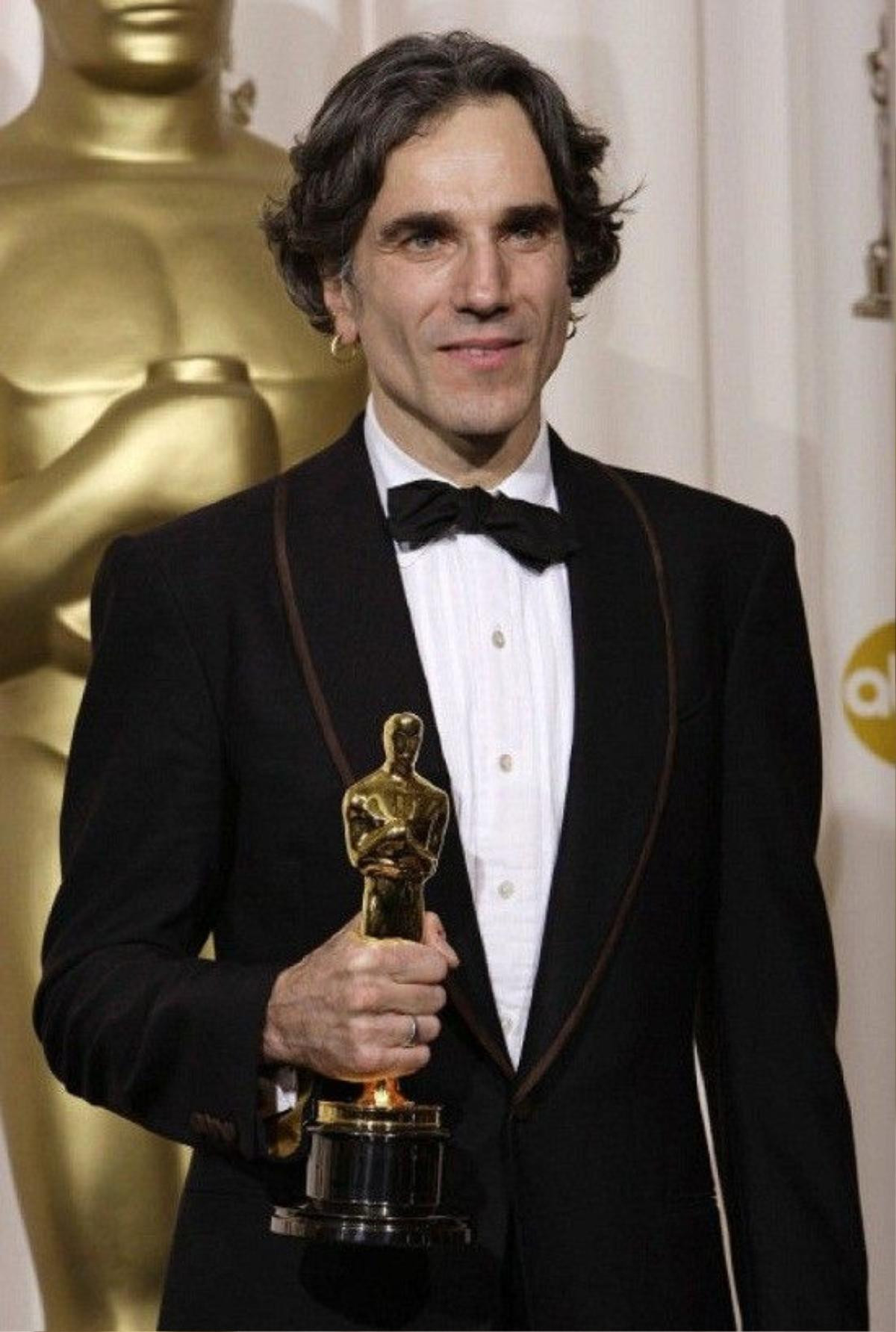 British actor Daniel Day-Lewis poses with the Oscar for best actor for his work in "There Will Be Blood" at the 80th Academy Awards Sunday, Feb. 24, 2008, in Los Angeles. (AP Photo/Kevork Djansezian)