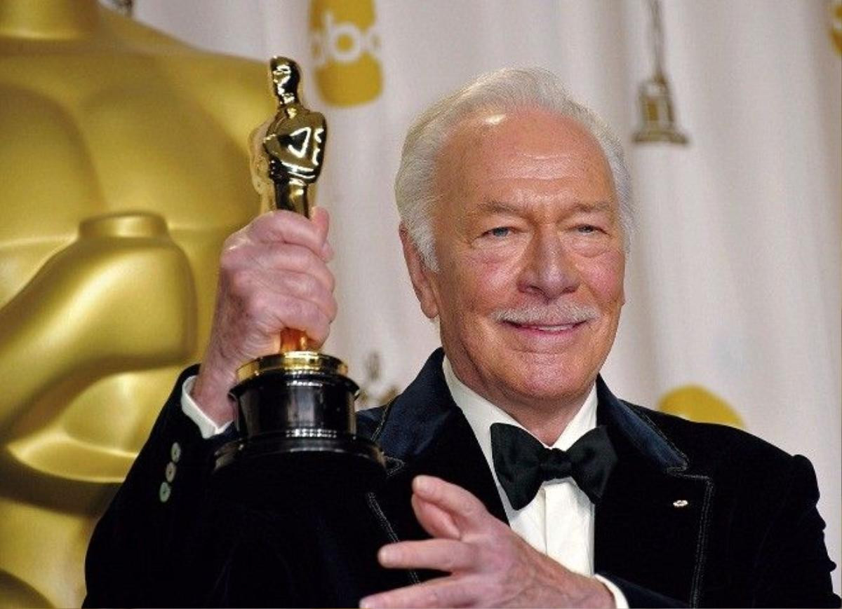 Christopher Plummer holds his Oscar for best actor in a supporting role for 'Beginners' in the press room at the 84th Annual Academy Awards on February 26, 2012 in Hollywood, California. AFP PHOTO / Joe KLAMAR (Photo credit should read JOE KLAMAR/AFP/Getty Images)