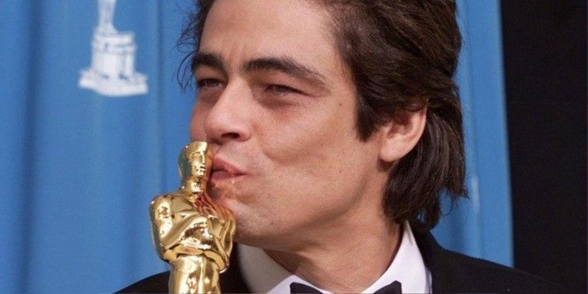 Benicio Del Toro kisses his Oscar for best supporting actor backstage at the 73rd Annual Academy Awards at the Shrine Auditorium in Los Angeles Sunday, March 25, 2001. Photo by Kevin Winter/Getty Images