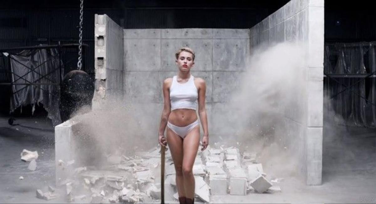 Hình ảnh mạnh mẽ phá vỡ bức tường trong MV Wrecking Ball