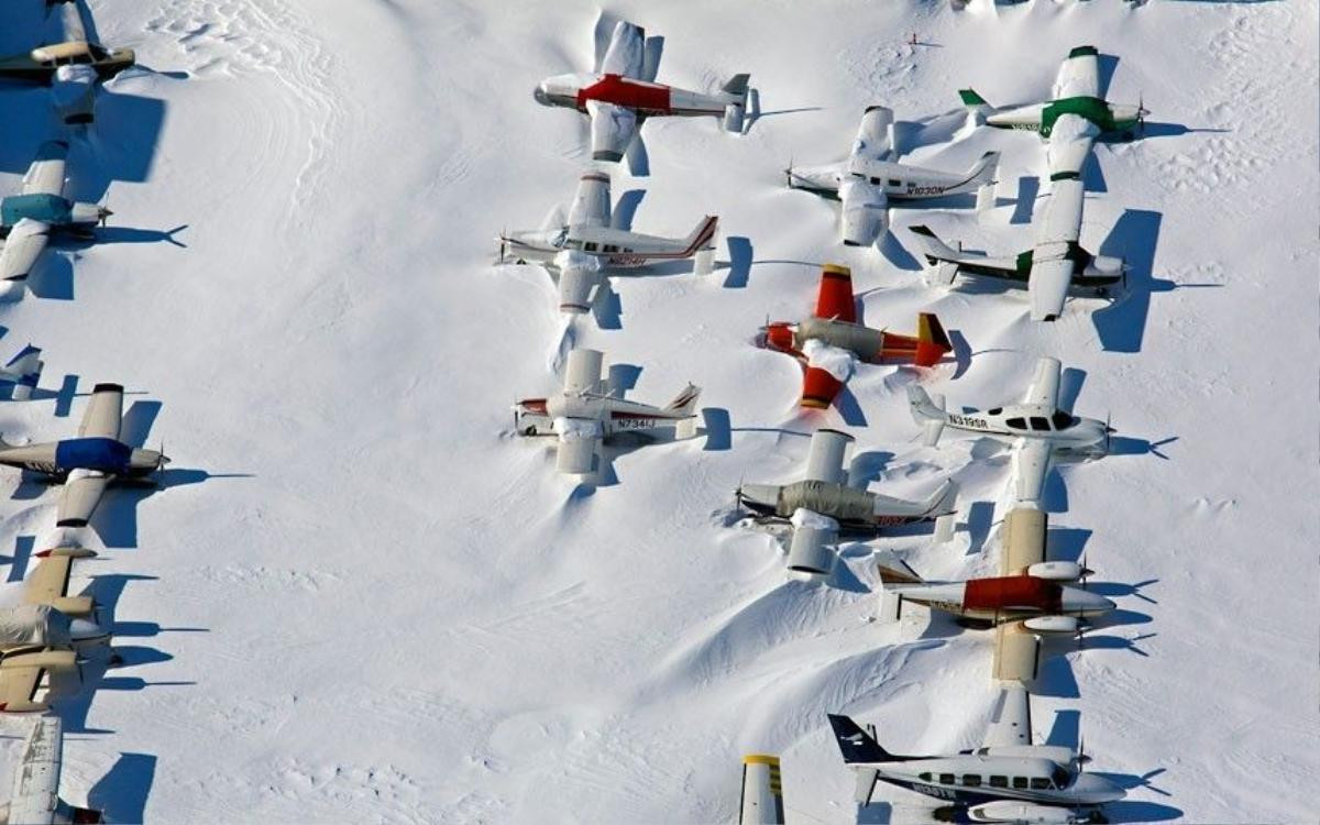 18 Small planes are snowed in at the closed Bridgeport, Connecticut, airport