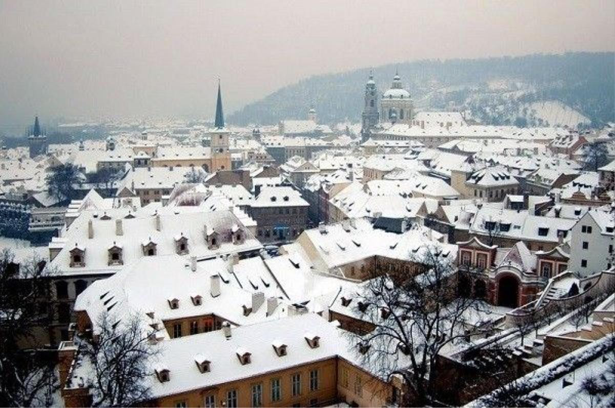 Là thủ đô của Cộng hòa Czech, Prague ghi dấu trong lòng khách du lịch là một trong những điểm đến hàng đầu châu Âu bởi kiến trúc đẹp cổ kính thời Trung cổ. Với những ngọn tháp cao và con đường quanh co được rải sỏi, Prague càng đẹp hơn khi được phủ một lớp tuyết trong mùa đông giá lạnh.