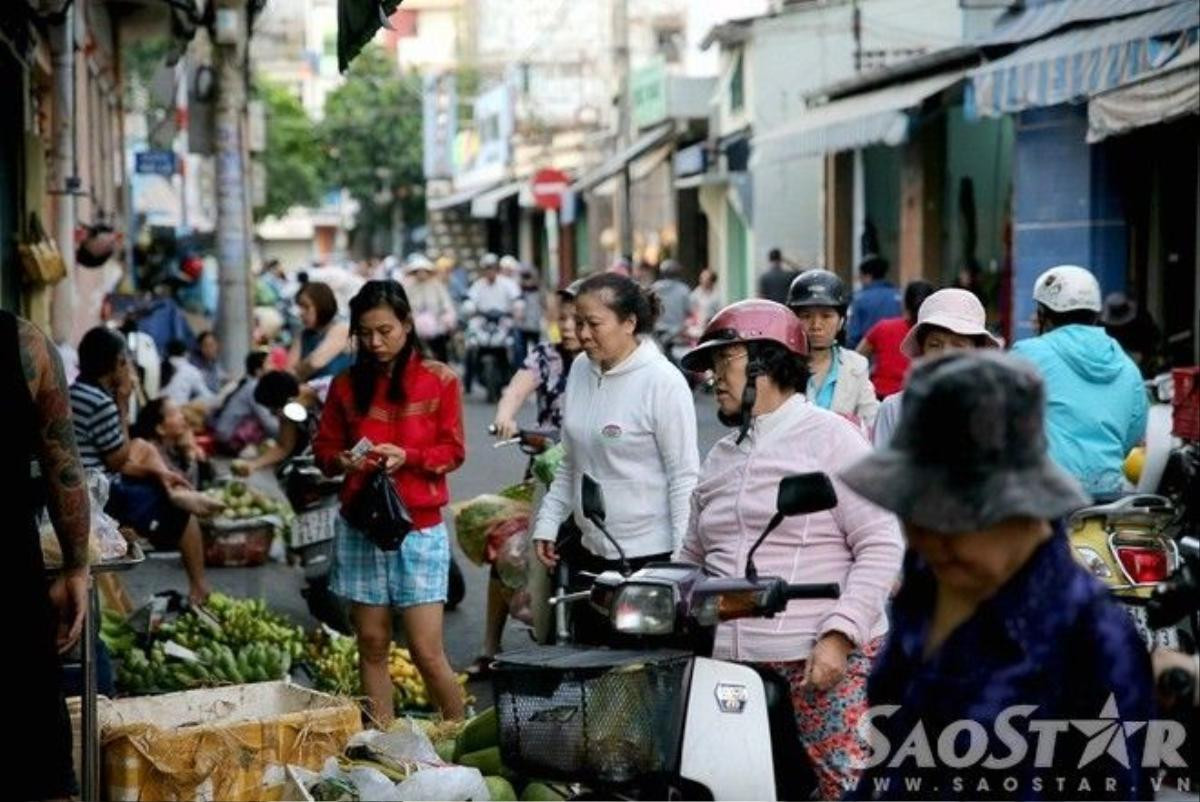 Các bà, các mẹ và các chị cũng phải choàng thêm áo khi đi chợ ban sáng.