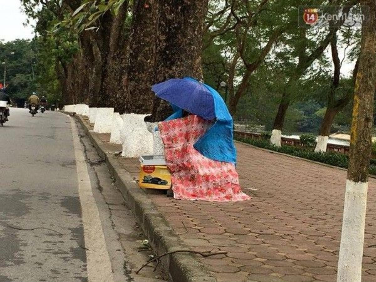 Người bán vé số quây kín xung quanh tránh cái rét cắt da cắt thịt - (Ảnh: Định Nguyễn)