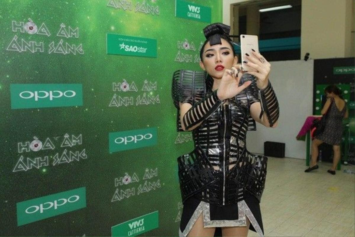 Giọng ca Ngày mai liên tục tạo dáng và selfie nhằm cập nhật những hình ảnh mới nhất của mình lên mạng xã hội để chia sẻ cùng các fan.