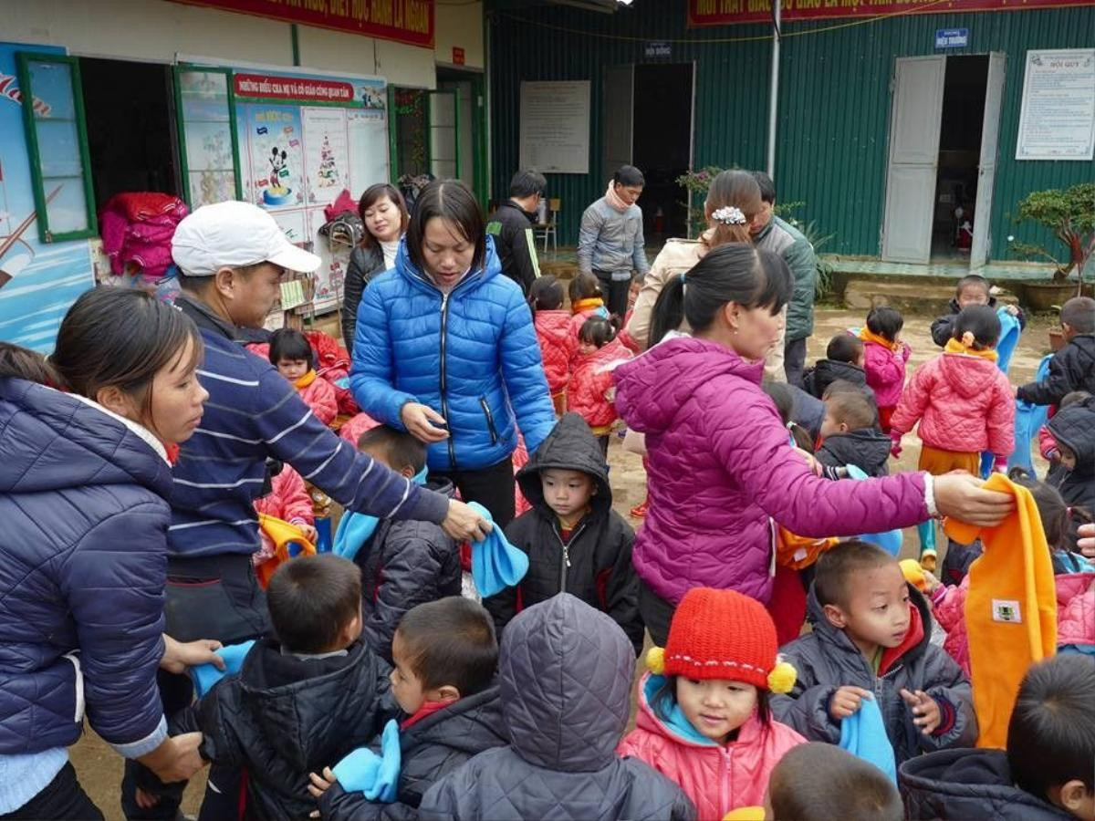 Chương trình "Cơm có thịt" của ông Trần Đăng Tuấn thường tập trung trẻ em tại các điểm trường.