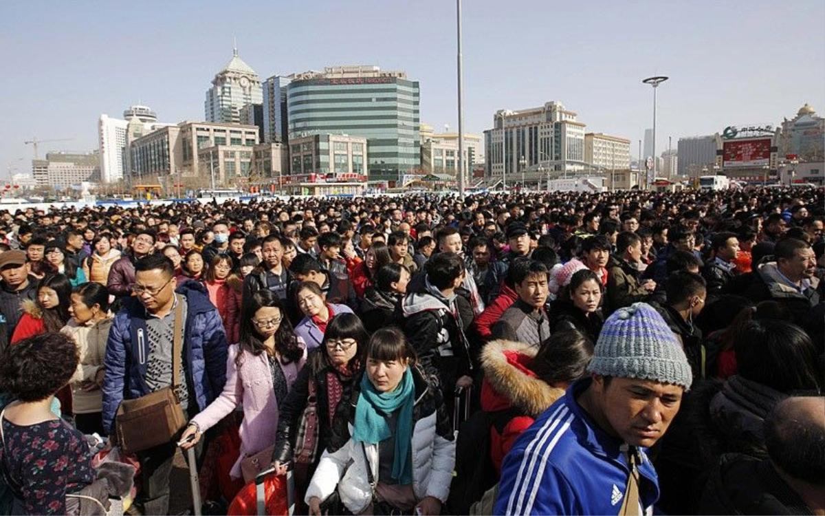 Passengers wait in a line to enter a platform at a railway station in Beijing February 16, 2015. Chinese Ministry of Transport said a total of 2.807 billion trips are expected to be made during the 40-day Spring Festival travel rush, which started on February 4 and will last until March 16, Xinhua News Agency reported. REUTERS/Kim Kyung-Hoon (CHINA - Tags: TRANSPORT SOCIETY)