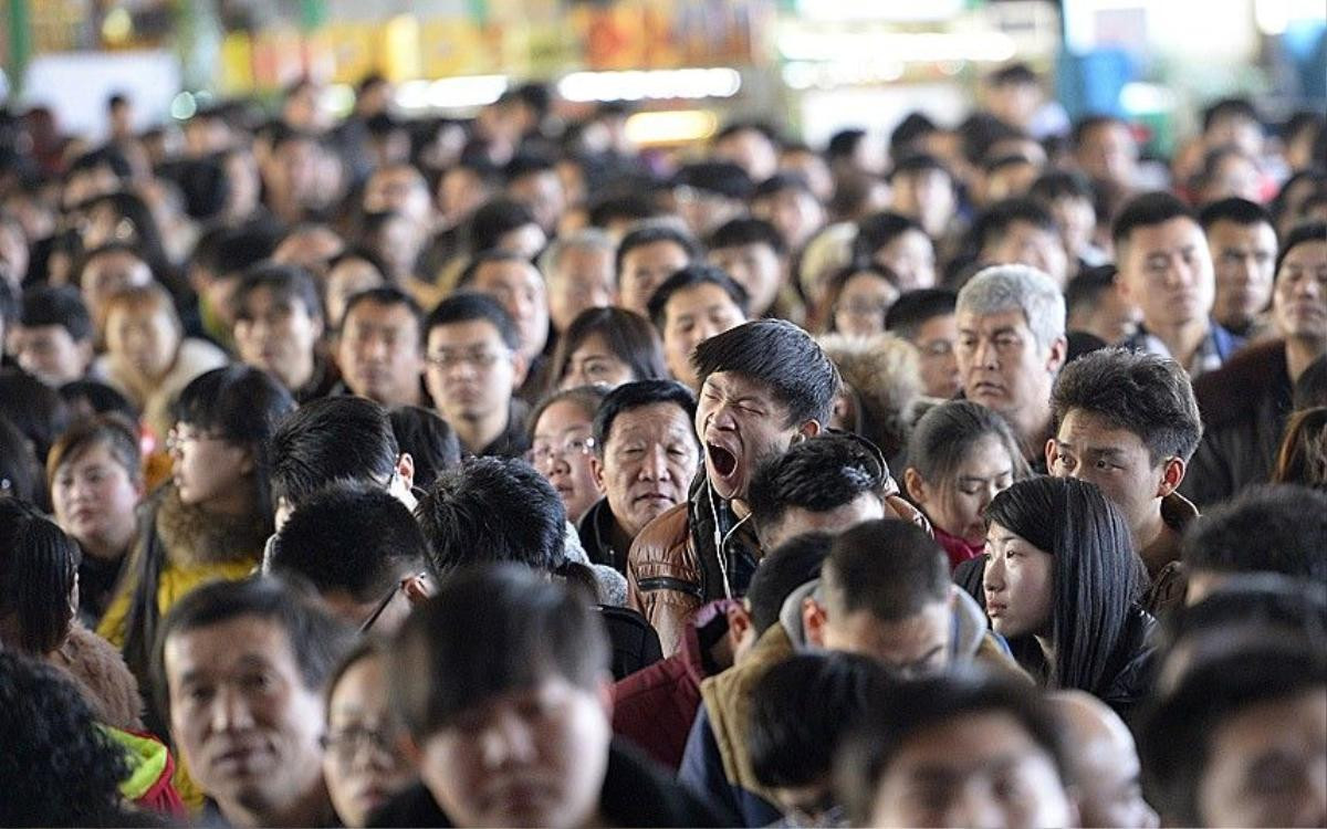 A man yawns at a railway station in Taiyuan, Shanxi province, February 16, 2015. The Chinese Ministry of Transport said a total of 2.807 billion trips are expected to be made during the 40-day Spring Festival travel rush, which started on February 4 and will last until March 16, Xinhua News Agency reported. REUTERS/Jon Woo (CHINA - Tags: TRANSPORT SOCIETY TPX IMAGES OF THE DAY) CHINA OUT. NO COMMERCIAL OR EDITORIAL SALES IN CHINA