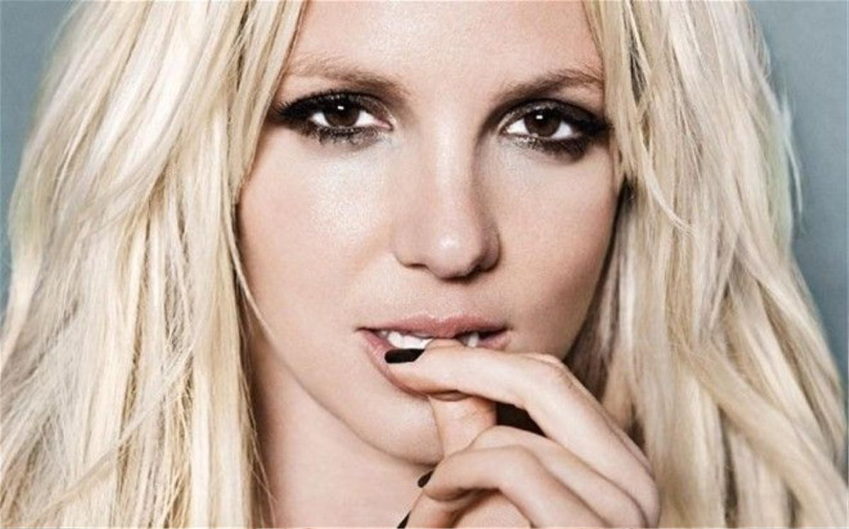 Britney vẫn tiếp tục với hình ảnh gợi cảm, quyết rũ của mình.