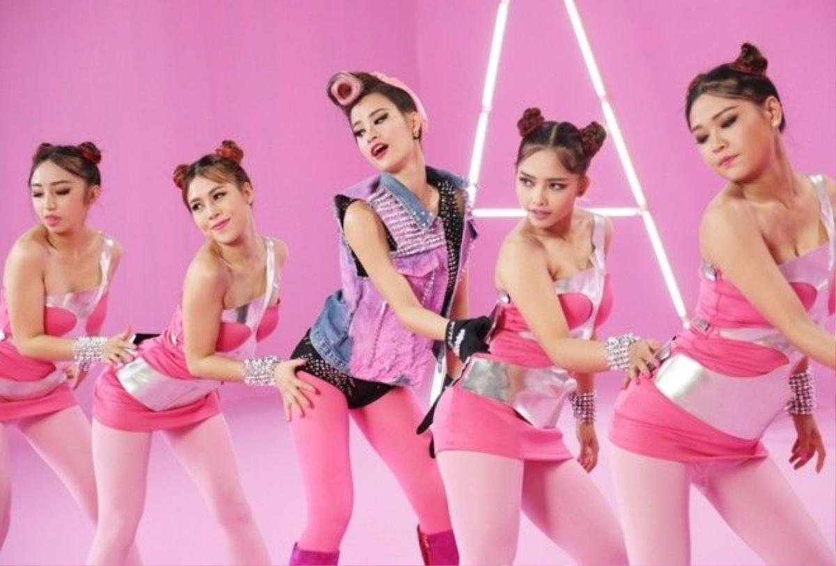 Thời trang có phần "quái" của Đông Nhi trong MV Pink Girl.