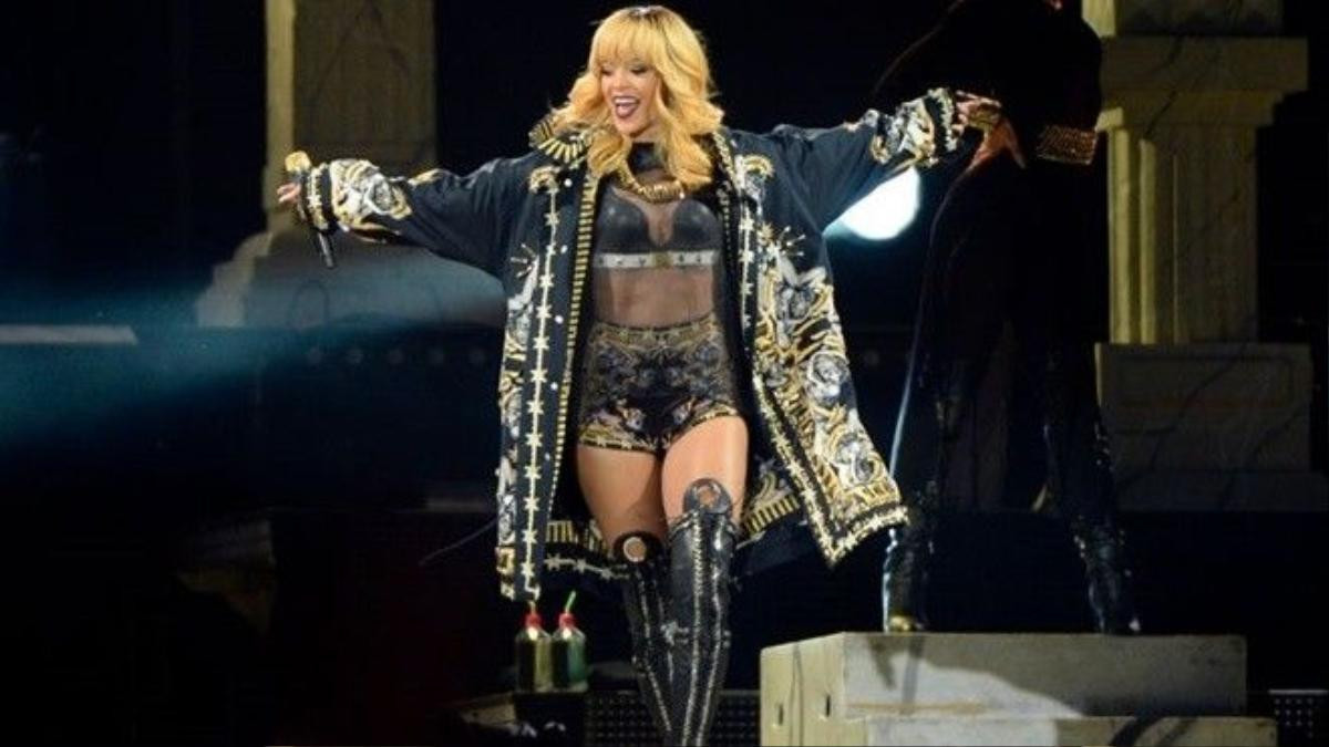 Barbadian singer Rihanna performs on the stage of the Stade-de-France in Saint-Denis, north of Paris, on June 8, 2013. AFP PHOTO / BERTRAND GUAY