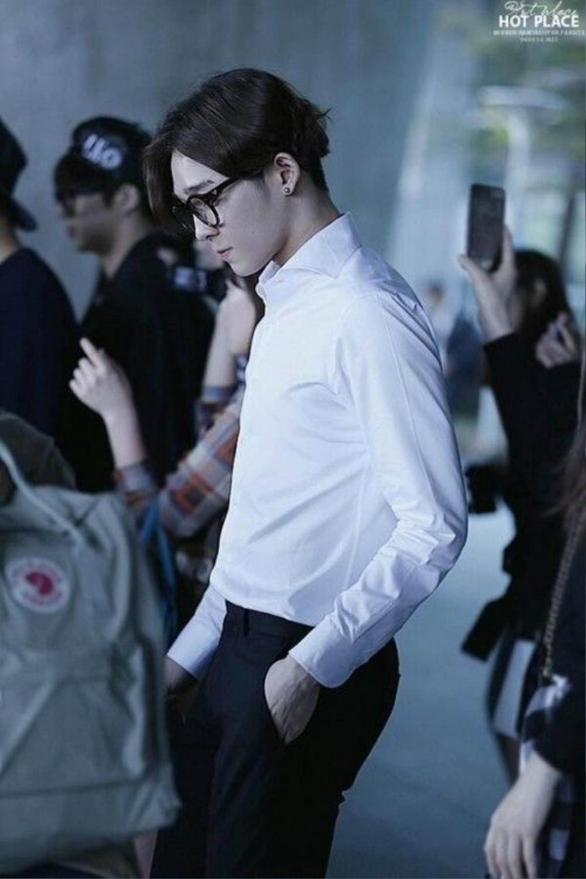 Taehyun trông cực kỳ nổi bật với set đồ đơn giản chỉ với sơ mi trắng và skinny màu tối.