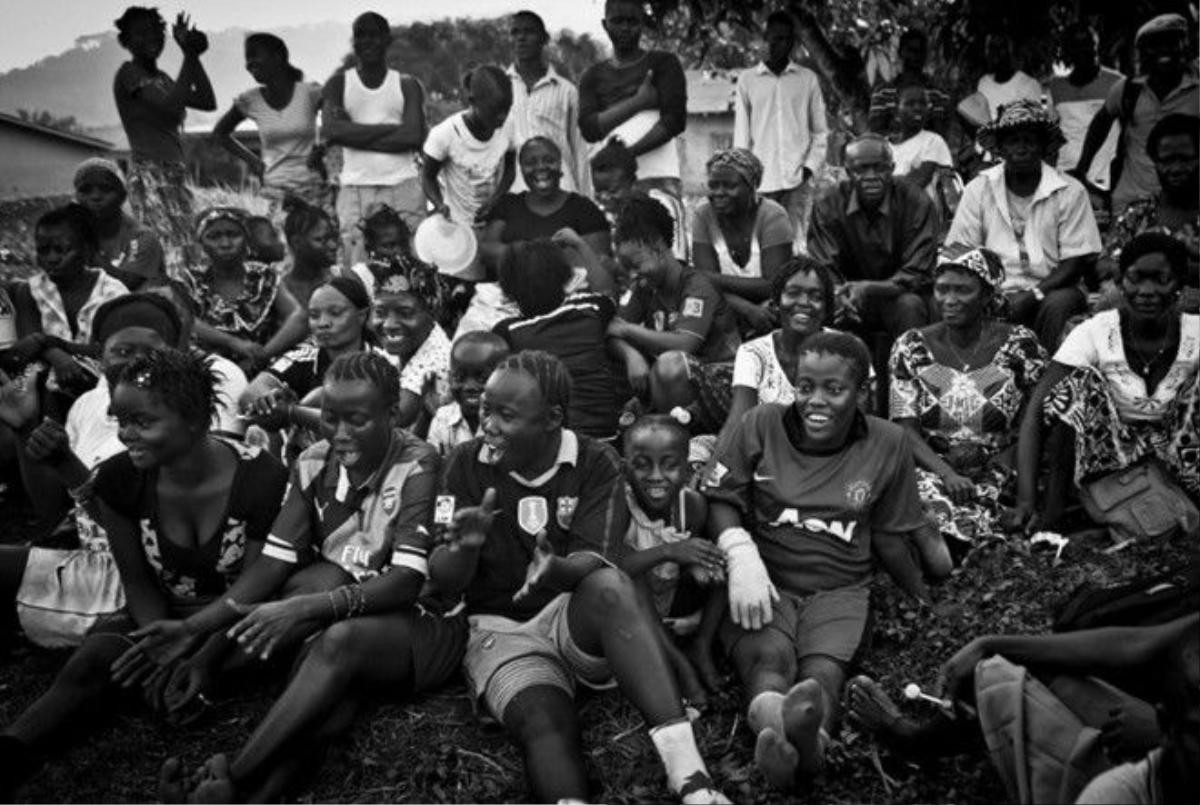 Các cư dân ở thủ đô Freetown Sierra Leone cổ vũ cho câu lạc bộ bóng đá gồm những người đã sống sót sau dịch Ebola. 